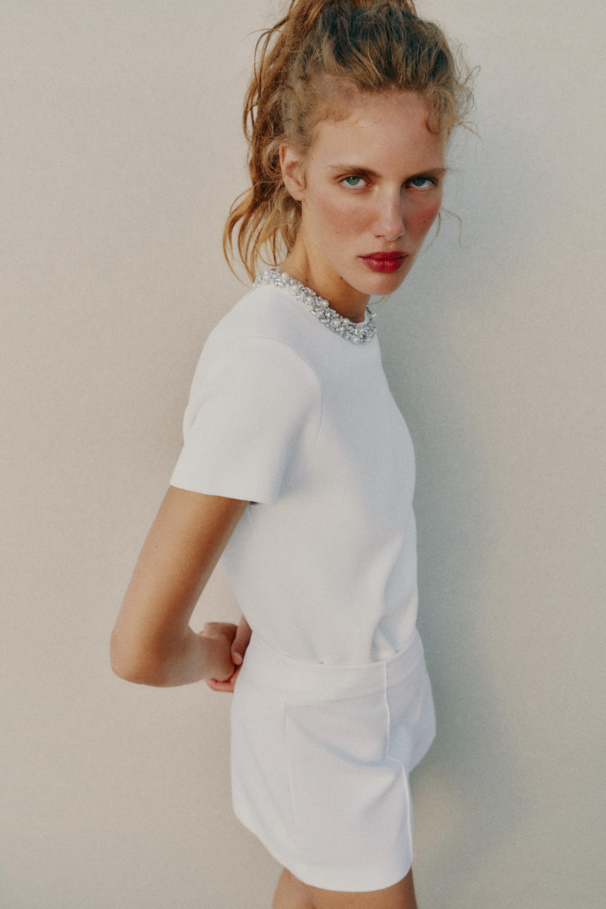 TOP EN MAILLE AVEC FANTAISIE BIJOU